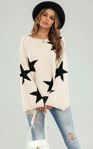 Cremefarbener Oversize-Pullover mit weiten Ärmeln und schwarzem Stern