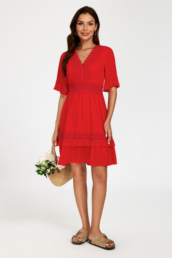 Rotes Minikleid aus Spitze mit V-Ausschnitt
