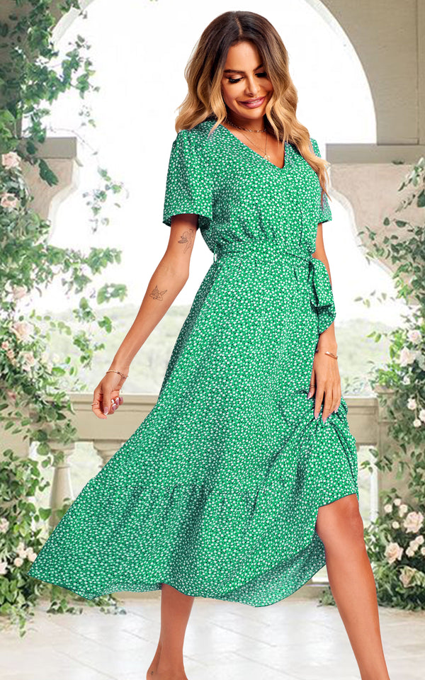 Weißes, kurzärmliges Midikleid im Wickelstil mit kleinem Blumendruck in Grün