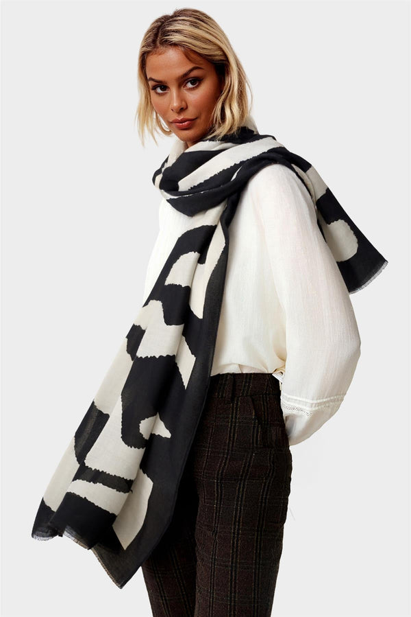 Schwarzer Schal mit abstraktem Print und Fransenkanten in Beige