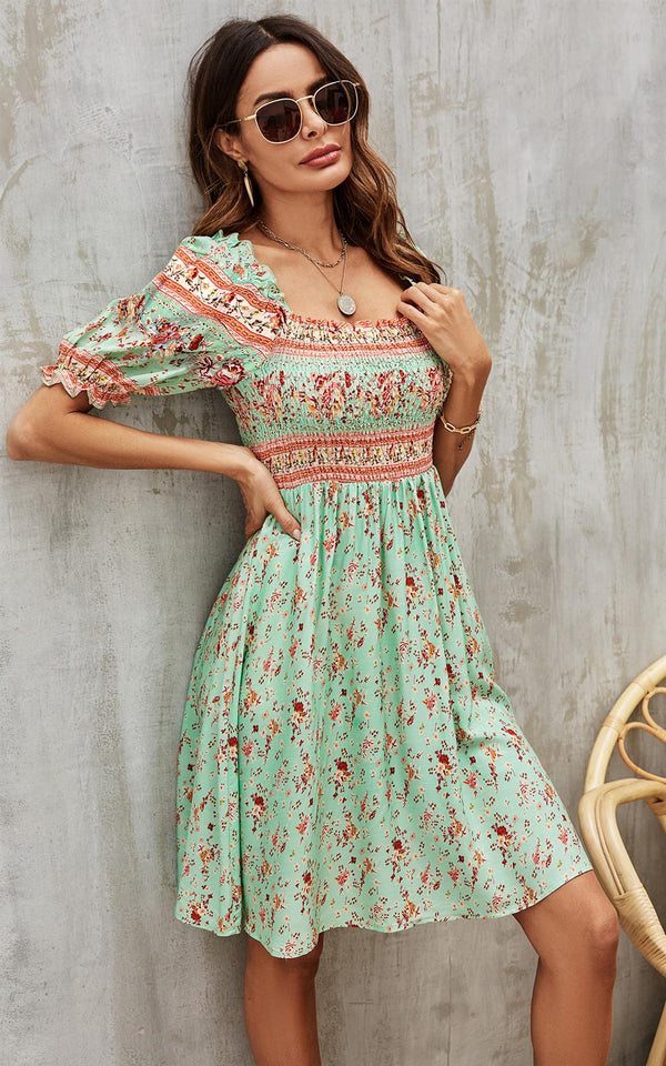 Boho-Minikleid mit rosa Blumendruck in Mintgrün