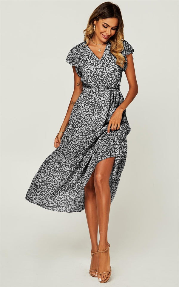 Wickelkleid mit gerüschten Engelsärmeln und schwarzem Leopardenmuster