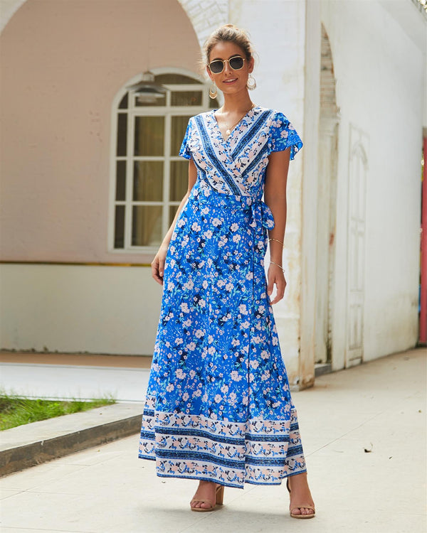 Maxi-Wickelkleid im Bohème-Stil mit Blumenmuster in Blau und Rosa