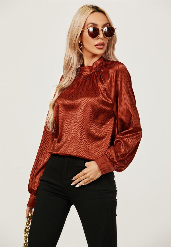 Neckholder-Bluse aus Satin mit langen Ärmeln in Kupferrot