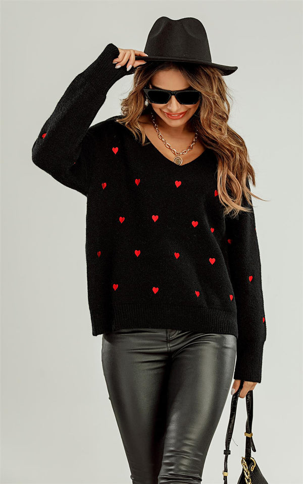 Schwarzer Pullover mit V-Ausschnitt und roter Herzstickerei