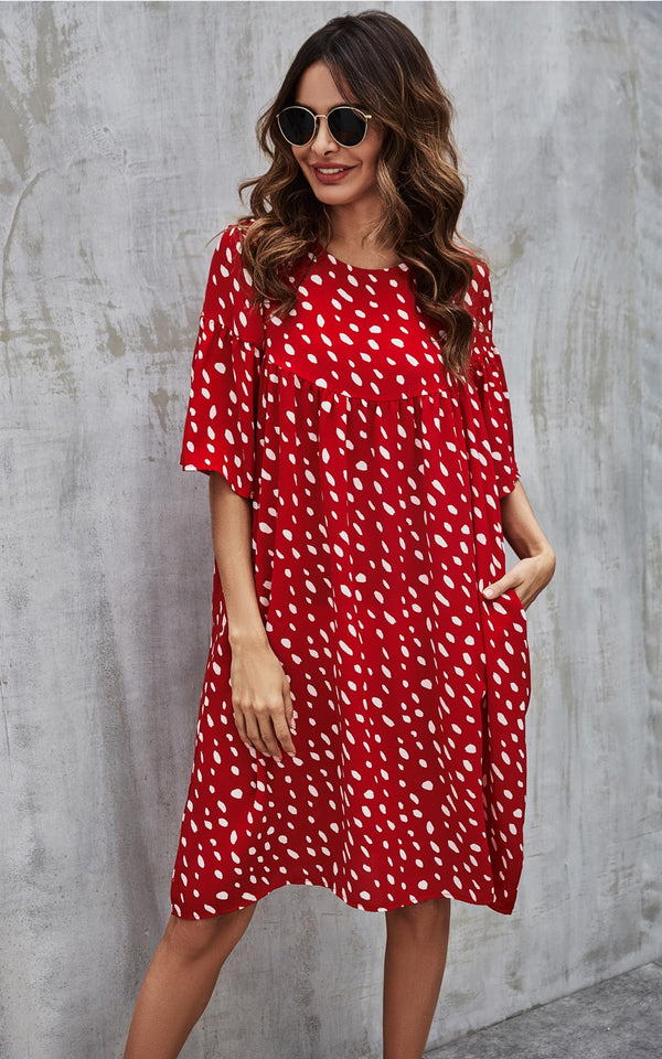 Kurzärmliges Hängerkleid mit weißen Punkten in Rot