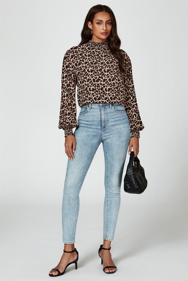 Langärmlige Bluse mit hohem Kragen und Leopardenmuster in Braun
