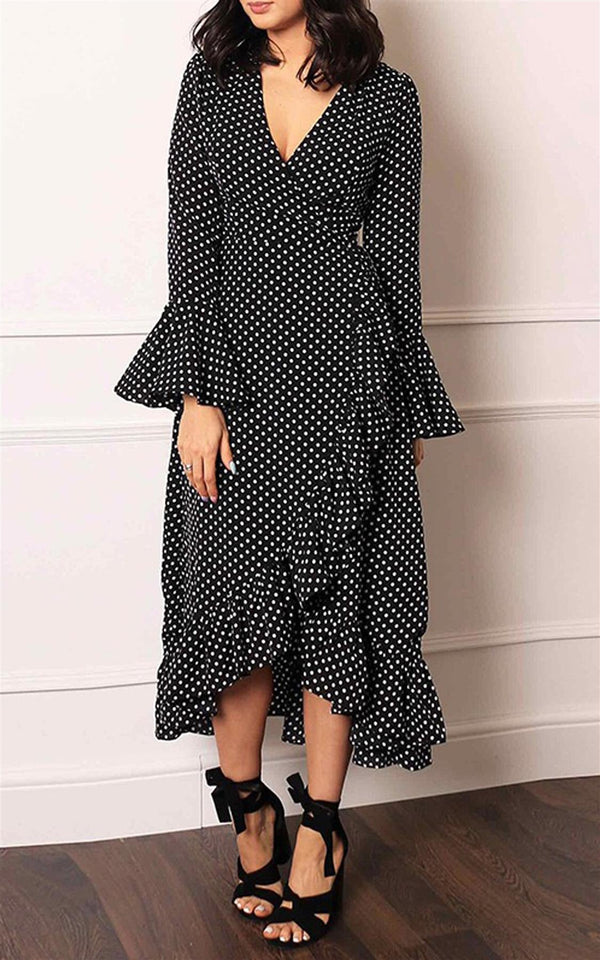 Wickelkleid mit Rüschenärmeln in Schwarz und Weiß mit Punkten