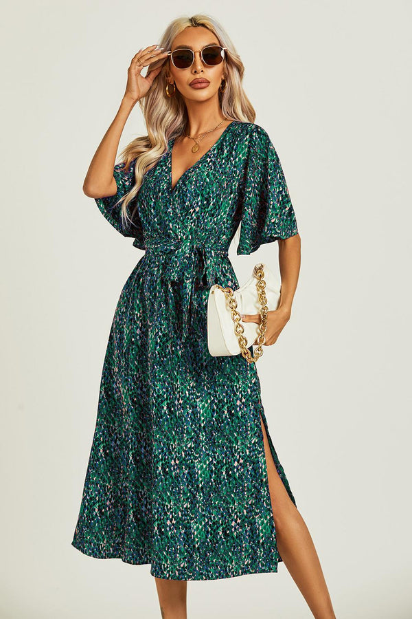 Grünes Midikleid mit Wickeloberteil und Engelsärmeln