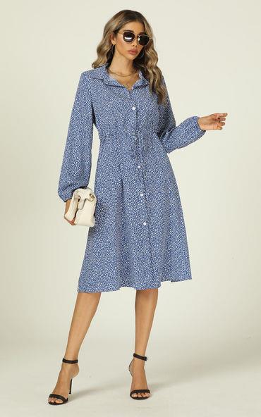 Midikleid mit Blumendruck und kleinem Blattdruck und Bindegürtel in Blau