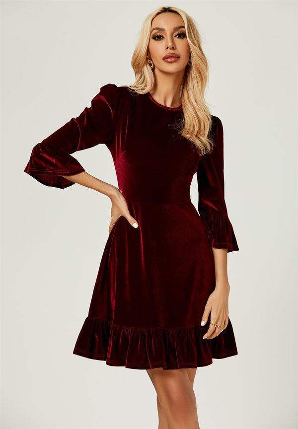 Weinrotes Minikleid mit Rüschendetail aus Samt