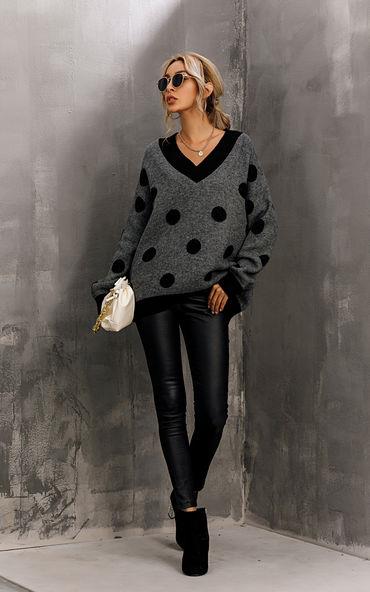 Pullover mit V-Ausschnitt in anthrazitgrauem und schwarzem Polka-Dot-Print